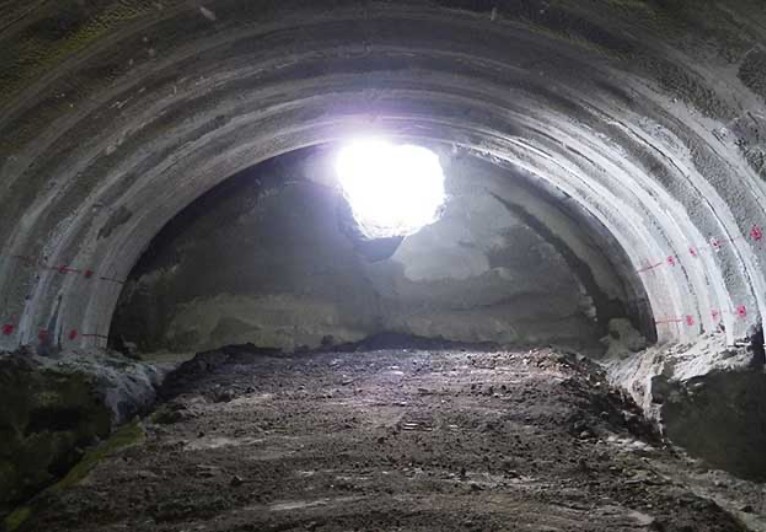 トンネル工事の施工中の様子の写真