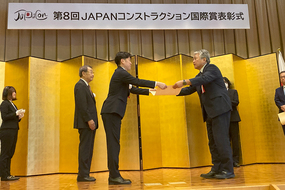 中野大臣より表彰状を受ける宮澤土木事業本部長