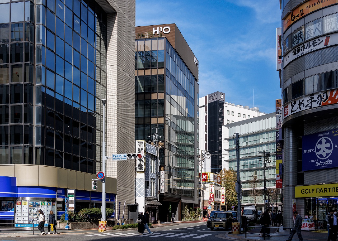 博多駅前通りより望む
