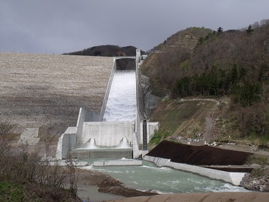 胆沢ダム洪水吐き全景