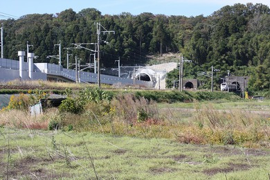 新旧3本のトンネル坑口遠景