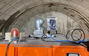 〔写真１〕システム構成　室上カメラ2台(左：PTZカメラ、右：魚眼カメラ）