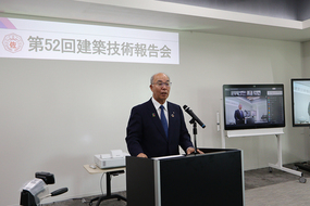 開会挨拶をする平間社長