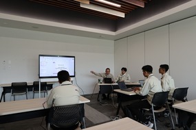 会議室での座学
