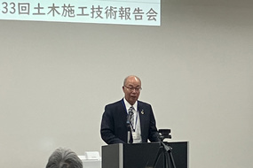 開会挨拶をする平間社長