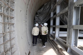 トンネルの実物大実験装置の見学②