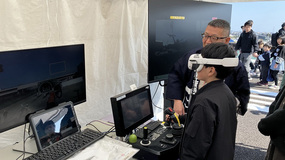 〔写真６〕イベント会場での遠隔操作体験(2026/2/21)