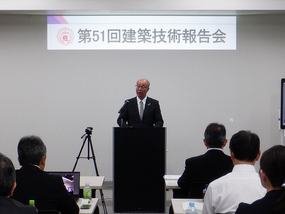 開会挨拶をする平間社長